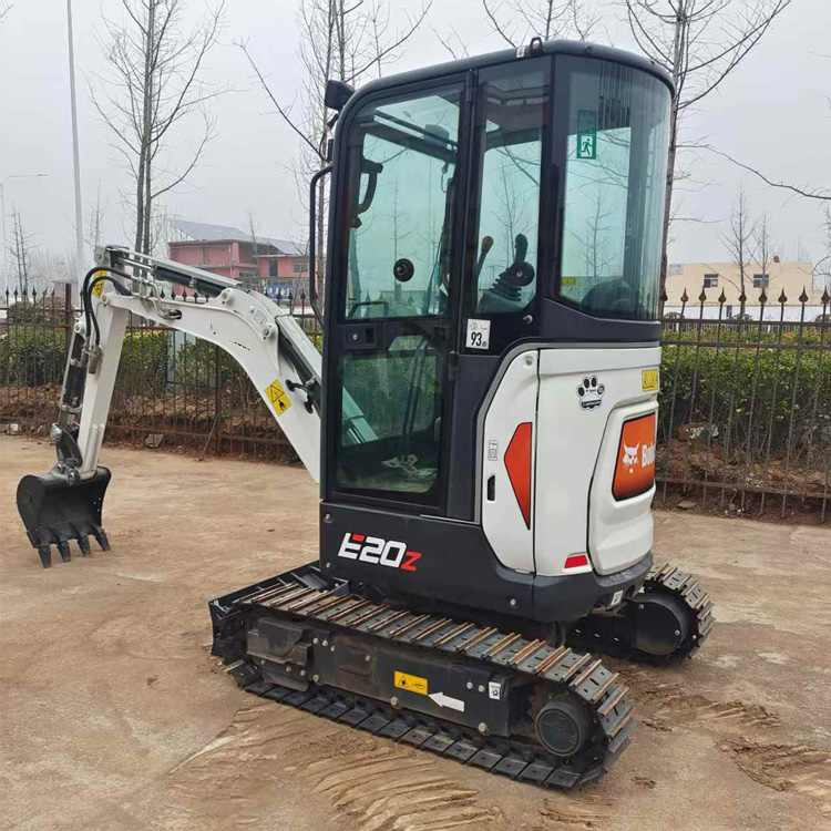 Miniexcavadora para uso doméstico en el jardín con orugas de goma