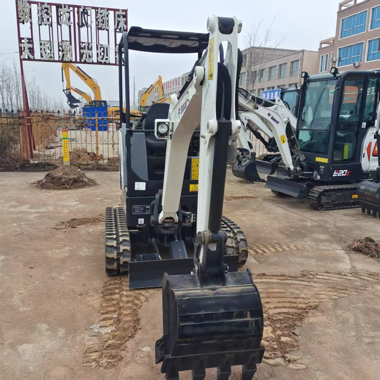 Miniexcavadora para uso doméstico en el jardín con orugas de goma